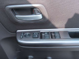 運転席側ドアの、インナードアハンドルとウィンドウなどの操作スイッチ類です。