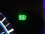 【ハイビームアシスト】先行車または対向車の有無や周辺の明るさなどに応じて、ヘッドライトのハイビーム(上向き)とロービーム(下向き)を自動で切り替えます。