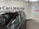 ドアバイザーを装備!雨の日でも窓を少し開けて車内の換気がしやすく、空気を入れ替えたい時に便利です。雨の吹き込みを抑えてくれるため、天候を問わず日常使いで活躍する実用的な装備です。
