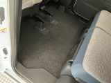 しっかりと汚れ、砂ぼこりを落とし足元まで清潔な車内空間を作り上げております♪