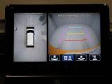 パノラミックビューモニターを装備。駐車場や交差点でクルマを真上から見るように周囲を確認できます。機能の詳細は販売店スタッフまでおたずねください。