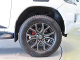 純正のアルミホイール装着車です。タイヤサイズは265/60R18です。