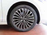 18インチ純正アルミホイール。235/45R18