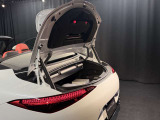 オープンカーでありながら、日常使いにうれしい実用的なトランクスペースを確保。荷物の積載性にも配慮されており、ドライブや旅行にも活躍します。