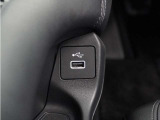 ◆USB接続端子◆スマホやiPodなどを接続して、いつもの音楽を車内でもお楽しみいただけます♪