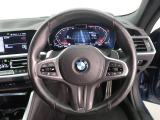BMWのステアリングのリムは、一般的なものより少し太めにデザインされています。 これはタイヤやステアリングシャフトなどを介して伝わる路面からの入力を、しっかりと把握するためです。