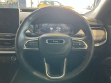 Jeepロゴ入りステアリングとなります。