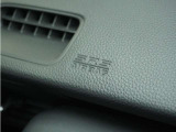 ◆助手席エアバッグ◆SRSエアバッグは、シートベルトだけでは防ぎきれない衝突時の衝撃から乗員を守るための安全装置。衝突時に瞬時に膨らみ、頭部や胸部がダッシュボードに直接衝突するのを防ぎます。