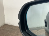 斜め後ろに存在する車を探知。その方向のドアミラー鏡面上にマークを表示し、存在をお知らせしてくれます。また、その方向にウインカーを操作すると、マークの点滅と警告音で注意を促します!