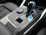 BMWのほぼすべてのモデルで、電子式シフトレバーを採用。手首のスナップだけで簡単に操作が可能。また、スポーツ・マニュアルモードを搭載しており、BMWらしい『意のままに操る』感覚をご体感いただけます。