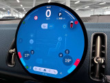 デジタルスピードメーター、航空機のコックピット操作箇所と同じ配色で目が疲れにくいように設計されてます。