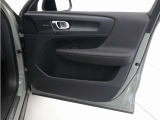運転席ドアの全景です。キャビンを彩るすべてのものに、機能を形にした美しさが備わっています。