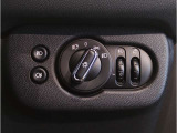 MINIの内装はとにかく『円』に拘ったデザインコンセプトが一目で伝わってきます。これほど円形に拘った車は他に御座いません。伝統のデザイン、トグルスイッチなど遊び心のある内装で御座います。