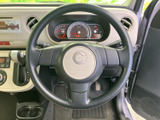 握りやすいデザインのステアリングホイールは、長距離運転でも疲れにくい設計となっています。操作性にも優れています。