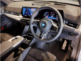 BMWの運転席はドライバーオリエンテッドという構造を採用。ドライバー目線の操作がしやすい設計になっており、ドライブ中にも目線の移動が少なく運転中にも簡単に操作ができます。