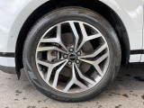 20インチホイール装備!力強さと重厚感を感じさせる太めのスポーク、車体全体のバランスを考慮した洗練されたデザイン性でイヴォークの魅力を際立たせます!