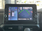 『アラウンドビューモニター』は、空から見下ろすような視点で、スムースな駐車と安全確認をサポートします。