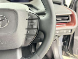 クルーズコントロール機能が付いています。 速度を設定するとアクセルを踏まなくても一定の速度で走ることができます。  高速道路ではとても便利な装置なんです。