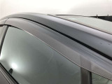 ドアバイザーも付いています。雨の日に少し窓を開けても、雨水が入りにくく、喫煙する方などにも強い味方です。