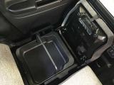 助手席側シート下に収納BOXがございます。取外し可能です♪