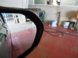 隣車線を走る車両をレーダーで検知し、ドアミラーでは確認しにくい後側方エリアに存在する車両に加え、急接近してくる車両も検知します。車両を検知するとドアミラーに搭載されたLEDインジケーターが点灯します。