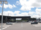 敷地が広いので、安心して駐車できます。展示してある車を眺めにいらっしゃるだけでも構いませんのでお気軽にお立ち寄りください。