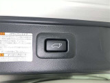 電動式バックドアです。 荷物を持ったままでもボタン一つで自動的に開け閉めできるので便利ですよ。 挟み込み防止機能も付いていますのでお子様の手や荷物を挟み込むのを防いでくれますよ。