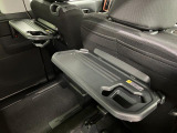 【格納式シートバックテーブル(運転席/助手席)】 物が落ちにくいふち高テーブルはタブレットが立てかけられ、お子さま用のマグカップや500mlの紙パックが入るカップホルダーも備えています。