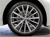 BMWの純正アロイホイールは軽量かつ強度にも優れているホイールで走行性能を引き上げる設計になっております。足元にもBMWは妥協がなくこだわっている個所になります。