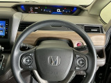 ステアリング右手側に安全運転支援機能のホンダセンシングをコントロールするスイッチ、左手側にオーディオ関連のコントロールスイッチを配置、視線を逸らすことなく運転に集中できます