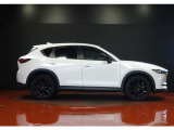 CX-5のサイドビューは、フロントから流れる流麗なラインが魅力。引き締まったフォルムが、凛とした佇まいを演出します。SUVらしい力強さの中に、大人の洗練された品格を感じさせるデザインです。