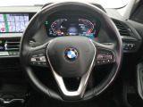 BMWのステアリングのリムは、一般的なものより少し太めにデザインされています。 これはタイヤやステアリングシャフトなどを介して伝わる路面からの入力を、しっかりと把握するためです。