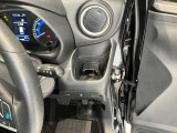 運転席側前部にドリンクホルダーあります♪運転中でも手が届きやすい位置にあって使い易いです♪