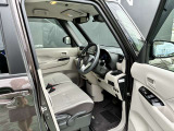 運転席側になります。是非一度座ってじっくり内装もご覧くださいませ。