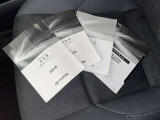 メンテナンスノート、取扱説明書ですね。 車の情報が凝縮されています。 車の整備記録が記載されている大事な物ですよ。