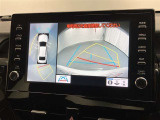 パノラミックビューモニターシステムが付いているので車の上から見た映像が確認できますよ。 一目で車両周辺の情報を確認できますが、直接安全をご確認下さい。