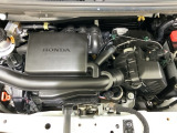 コンパクトなエンジンルームで、室内空間を確保しています。ホンダのMM思想(マンマキシマム・メカミニマム)は今でも受け継がれています。