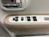 【運転席ドアスイッチ回り】パワーウィンドー[ロック機構]・電動格納式リモコンドアミラースイッチがまとまっているので操作しやすいです。