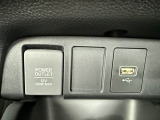 12VアクセサリーソケットとType-AのUSBジャックを装備!スマートフォンの充電や対応する車載用品の電源確保にご利用いただけます☆