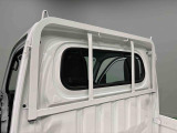ガードフレームにはフック2カ所、T字フックも2カ所付いています♪荷台のフックを含めるとなんと25個のフックが有り積載力を高めてくれとっても便利♪