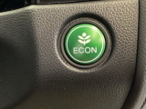 ECONモードをONにするとアクセルペダルの動きに対するエンジンの反応とエアコンの制御を切り換えることで、燃費のいい運転をするドライバーがペダルを踏んだ時と同じようにエンジンを制御します。