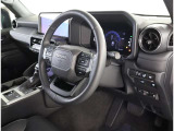 高いホールド性で運転姿勢が安定します。長距離ドライブでも疲れにくいのが魅力です。快適なドライビングライフをお送りください♪