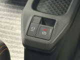 【電動パーキングブレーキ】条件を満たした場合に従来のパーキングボタンやレバーを引かなくてもパーキングに自動的に入り、発進状態の条件を満たした場合には自動でパーキングブレーキが解除されます