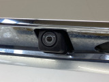 車の後方に小型カメラが付いておりバックする際の後方の様子をモニター上に表示します。