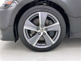 純正アルミホイールが車の雰囲気を引き立てますね!
