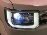 対象物が見やすく白く明るい光で夜間走行をサポートするLEDヘッドランプ(ロービーム・オートレベリング機能・LEDクリアランスランプ付き)を搭載