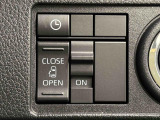 助手席側はパワースライドドアウェルカムオープン機能 降車時にスイッチで予約しておけば、乗車時に電子カードキーを持ってクルマに近づくだけでパワースライドドアが自動でオープン♪