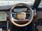 ムダのないインテリアデザインは運転席にお座りいただくと、上質なシートがお客様を包み込みます。ステアリングも握りやすい設計になっておりますのでとっさのハンドル操作も可能です。