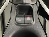 停車時にブレーキを踏むとそのまま保持してくれるブレーキホールド!シフトをPポジションに入れると自動で作動しブレーキを踏みながらDポジションに入れると解除されるオート機能付き。