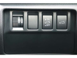 運転席の右側に電動リヤゲートのスイッチです。
